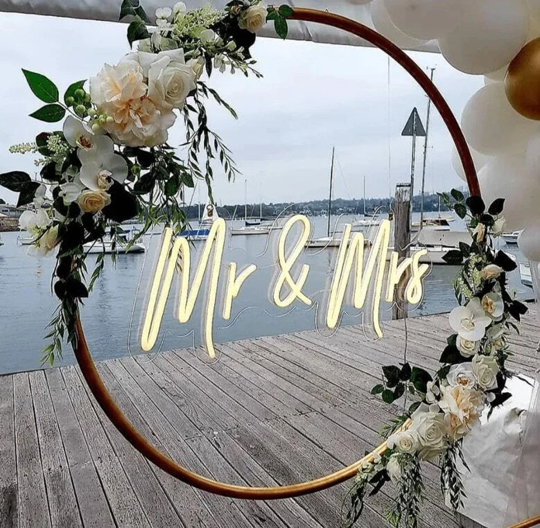 Неоновая надпись Mr and Mrs в круглой цветочной композиции